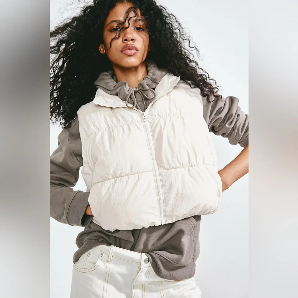 H&M PUFFER VEST LIGHT BEIGE CROPPED SIZE SMALL - Picture 3 of 11